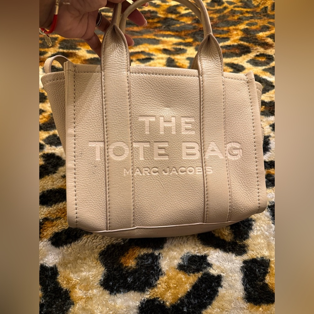 Marc Jacob’s small leather tote Beige
